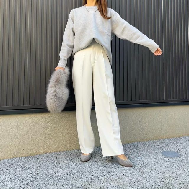 UNIQLOのライトグレーの「スフレヤーンクルーネックセーター」×タックワイドパンツ