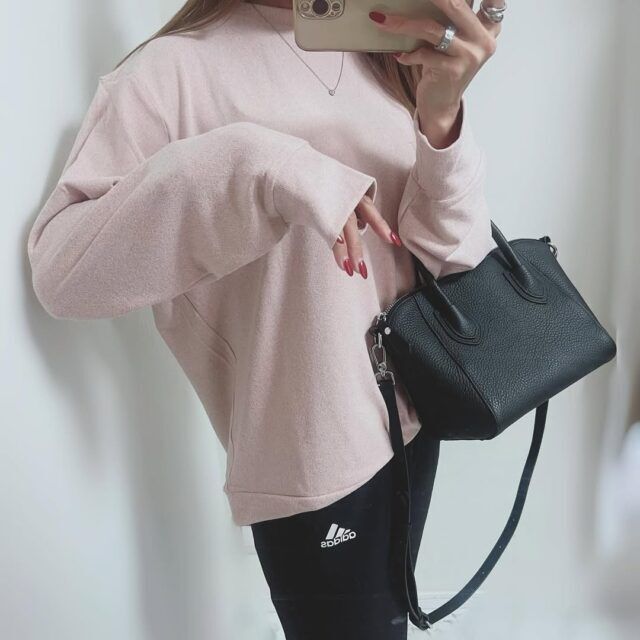 ソフトニットフリースクルーネックTを着たコーデ