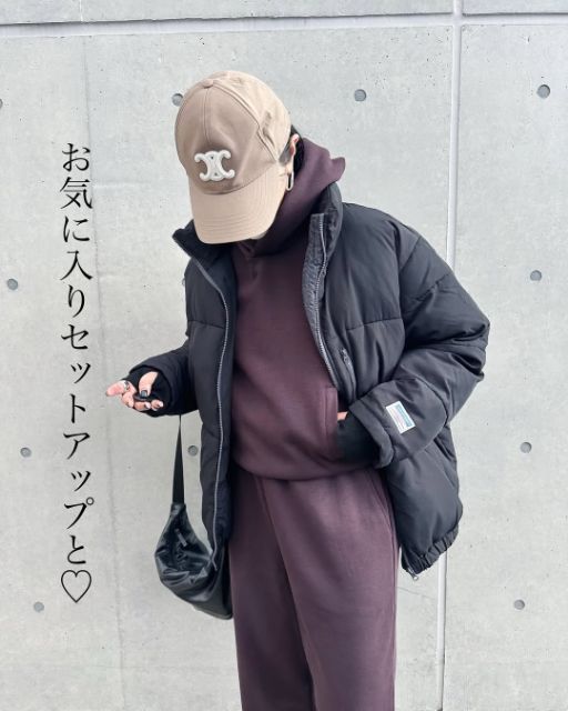 ワインカラーのスウェットオーバーサイズプルパーカとスウェットワイドパンツのコーデ