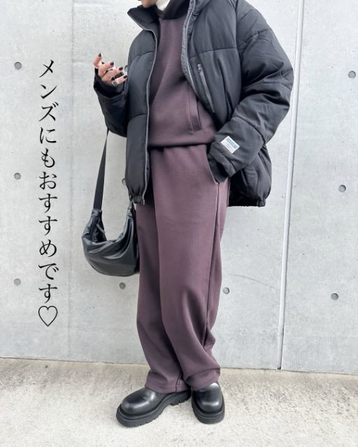 ワインカラーのスウェットオーバーサイズプルパーカとスウェットワイドパンツのコーデ