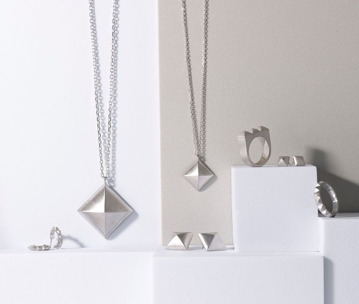 「スタッズ」コレクション（SV）リング￥39,600 ネックレス（SV）￥42,900〜 ピアス（SV）￥46,200〜