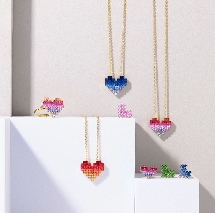 「ピクセル ハート」ネックレス（K18YG×サファイア）￥715,000〜770,000 ピアス（K18YG×サファイア）￥187,000〜209,000 （K18YG×ツァボライト）￥198,000