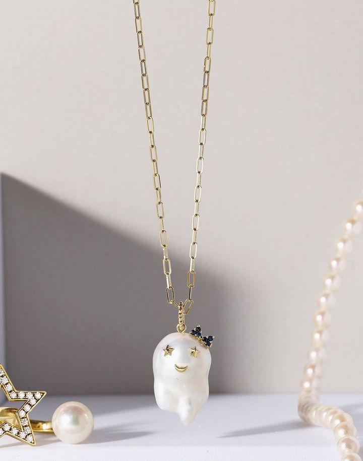 “オバケちゃん”ペンダント トップ（K18YG×淡水パール×サファイア）￥121,000