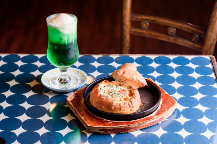 昭和レトロな喫茶店「六曜舘」で、門司港名物の焼きカレーを