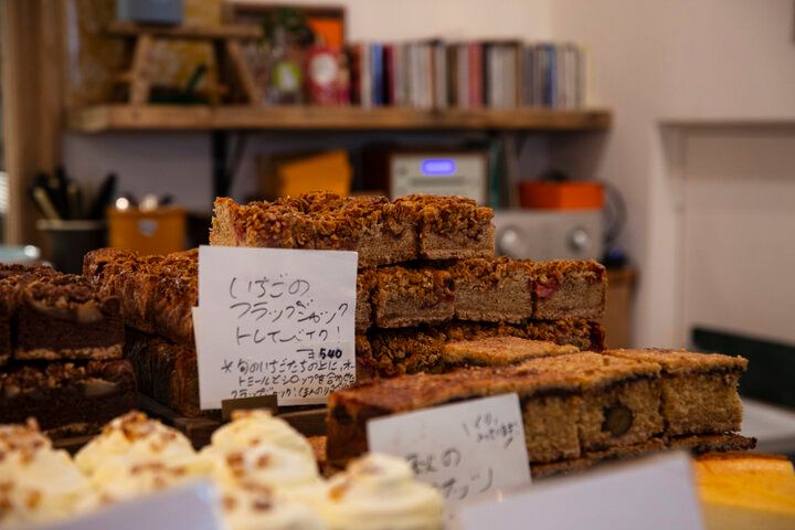 朝からオープン。東京・幡ヶ谷「Sunday Bake Shop」の粉のうまみが広がる素朴な焼き菓子とコーヒーを