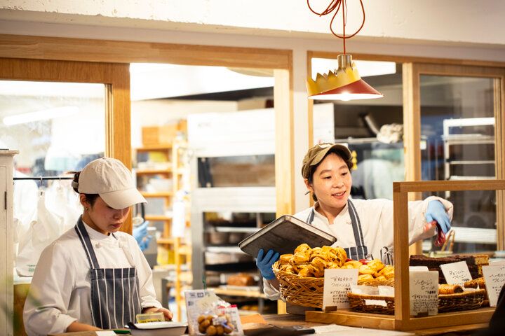 朝からオープン。東京・幡ヶ谷「Sunday Bake Shop」の粉のうまみが広がる素朴な焼き菓子とコーヒーを