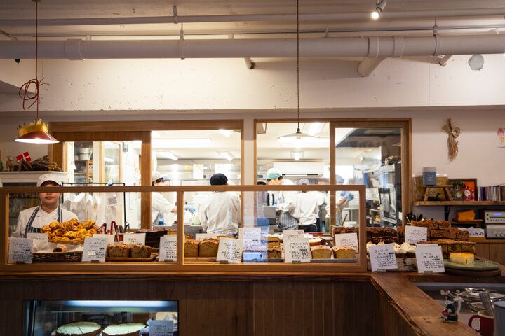朝からオープン。東京・幡ヶ谷「Sunday Bake Shop」の粉のうまみが広がる素朴な焼き菓子とコーヒーを