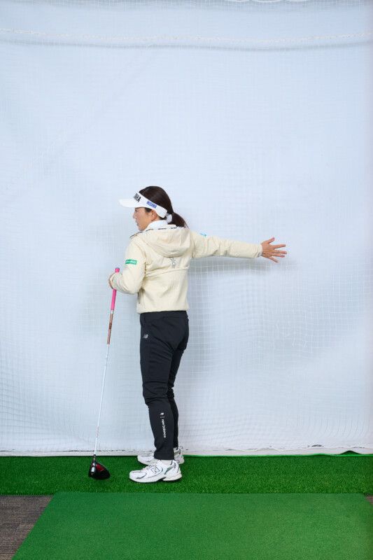 ラウンド前５分でドライバーの飛距離アップ！人気女子プロがレッスン