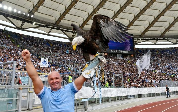 日本代表選手の元所属チーム、56歳の鷹匠を解雇 性器手術後の動画投稿が物議「衝撃を受けた」