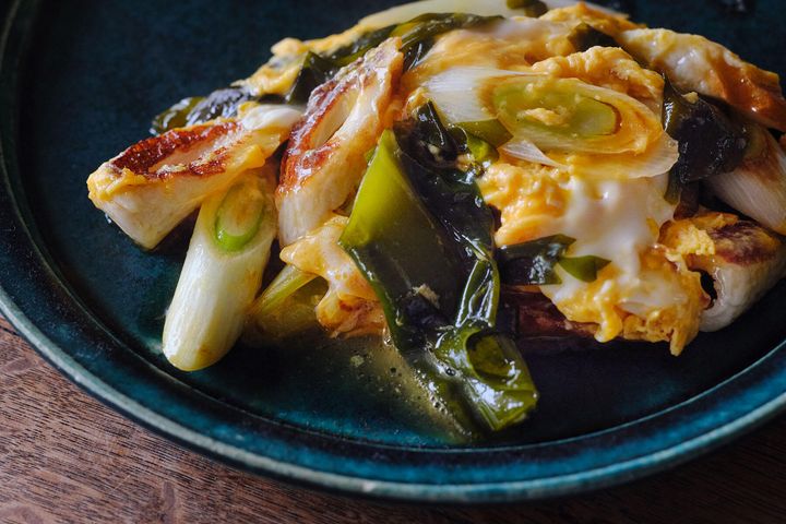 ご飯が進む！“わかめのマリネとねぎとちくわのオムレツ”