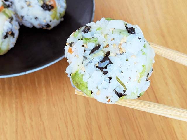 箸で持ち上げたチュモッパ風おにぎり