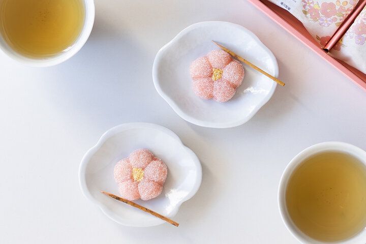 【愛媛】和と洋の調和が織りなす、道後温泉の華やかなお菓子「道後つばき花餅」