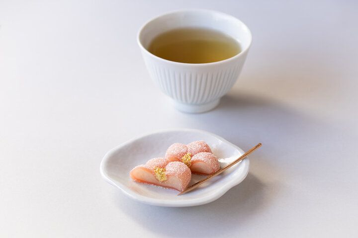 【愛媛】和と洋の調和が織りなす、道後温泉の華やかなお菓子「道後つばき花餅」