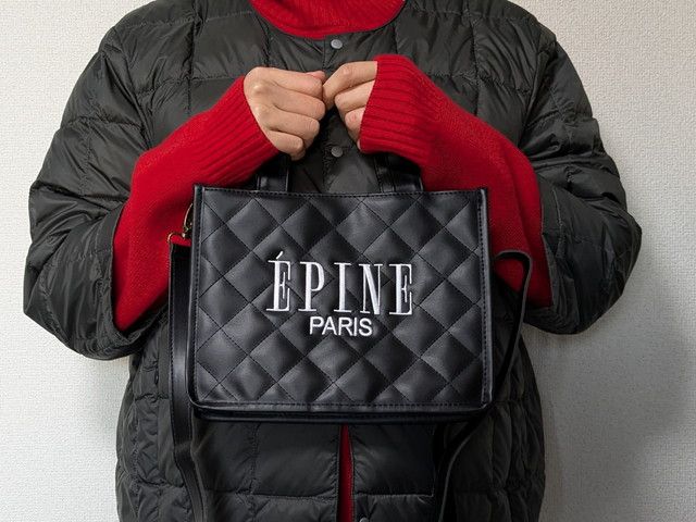 キルティングバッグブラック手持ちしたところ