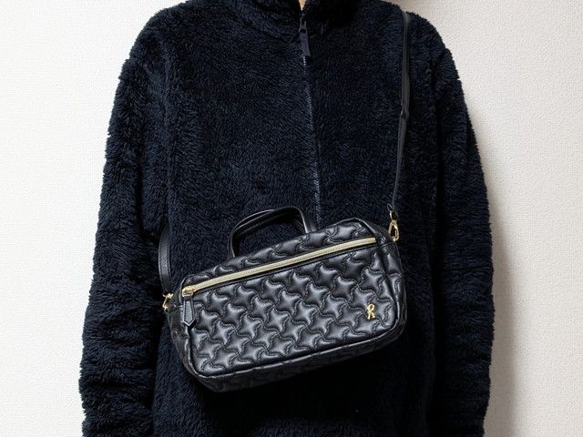 キルティング2WAYショルダーバッグ肩掛けしたところ