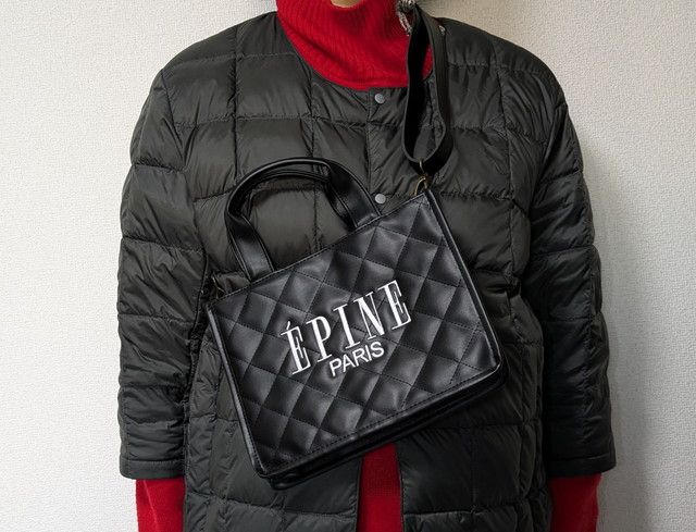 キルティングバッグブラック肩掛けしたところ