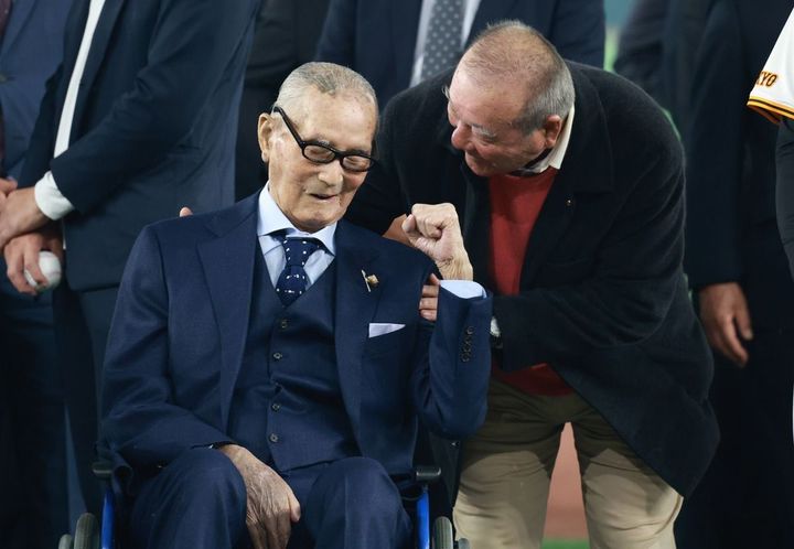 言葉を交わす長嶋茂雄さんと柴田勲さん