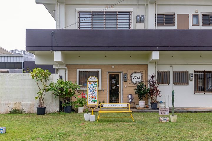 ショップ名をバス停（風）に見立てた看板が目印