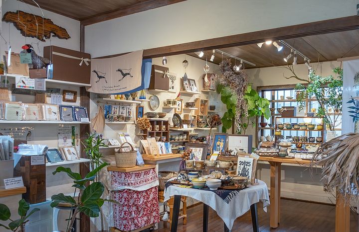 あれもこれも、手に取りたくなるものばかりが並ぶ店内