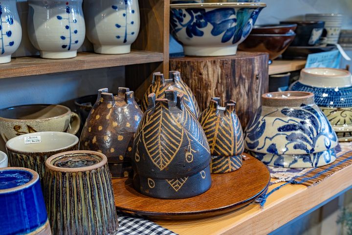 ダークブラウンのカップはエキゾチックなアフリカンテイスト