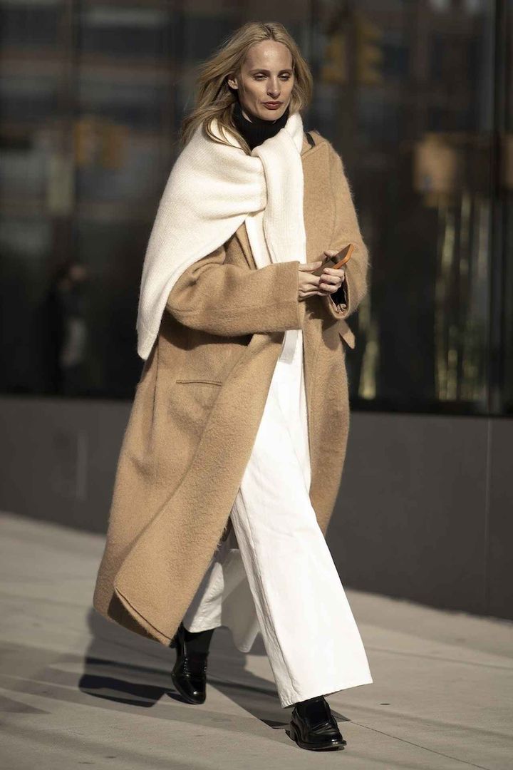 画像: 白ニットを巻いてレフ板効果も両立