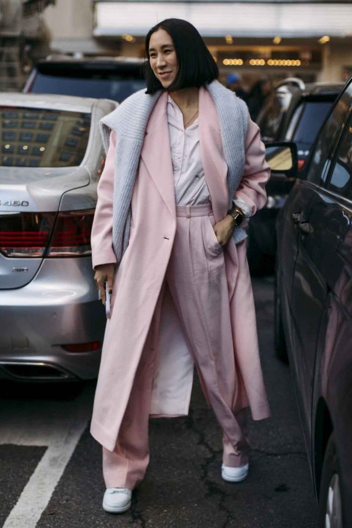 画像: スタイリッシュなグレーを合わせて甘さを中和