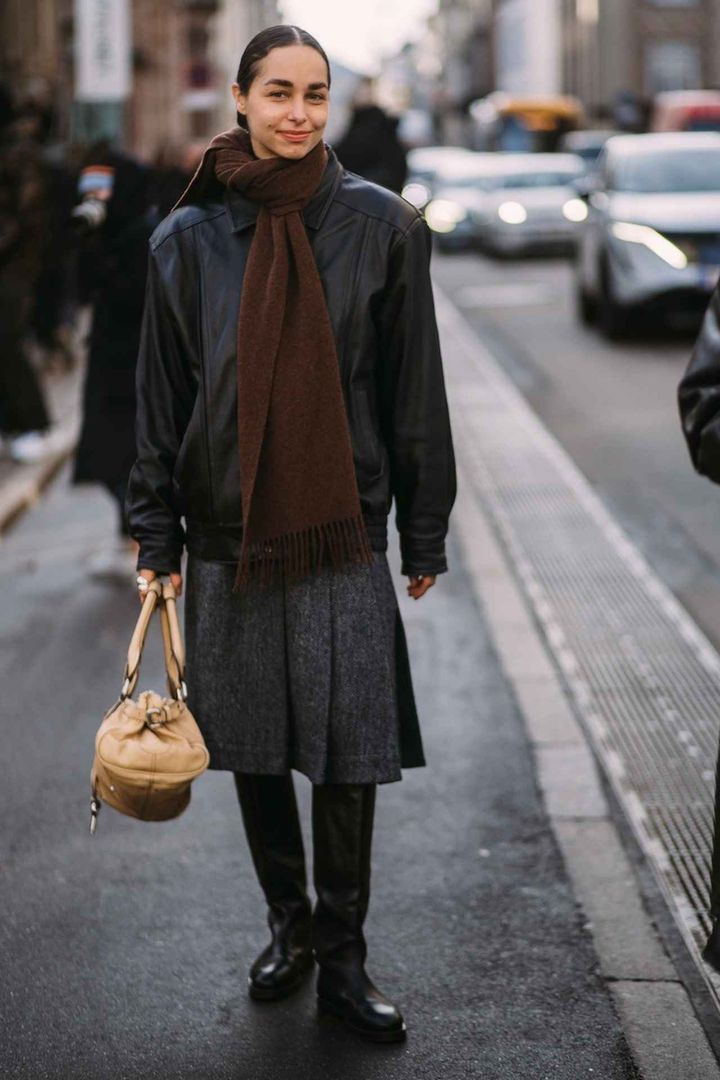 画像: ブラウンとベージュの暖色を差して