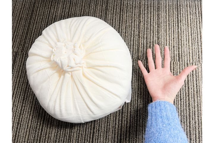  肉まんBIGクッション（手のひらと比較したサイズ感）