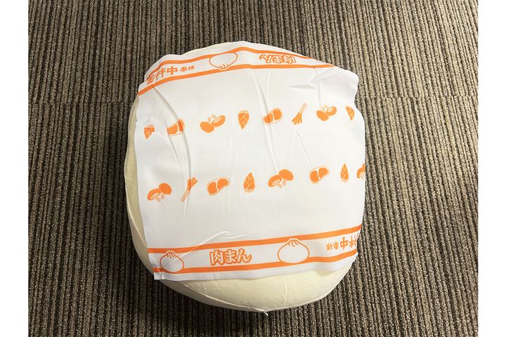 肉まんの下の敷紙もそっくり再現された、 肉まんBIGクッション