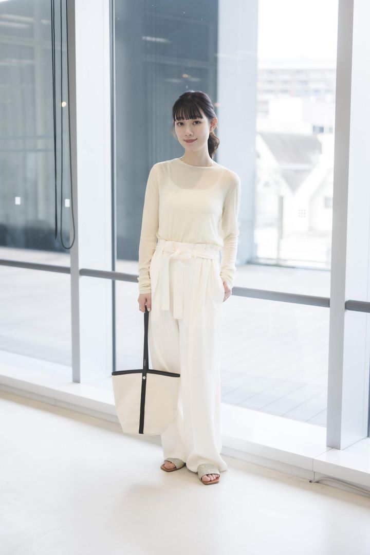 画像: Tシャツ￥9,900、パンツ￥23,100ともに【デミルクス ビームス】 バッグ￥24,200【ラ テゾリーナ】 サンダル￥63,800【ネブローニ】 その他／本人私物 出典：デミルクス ビームス