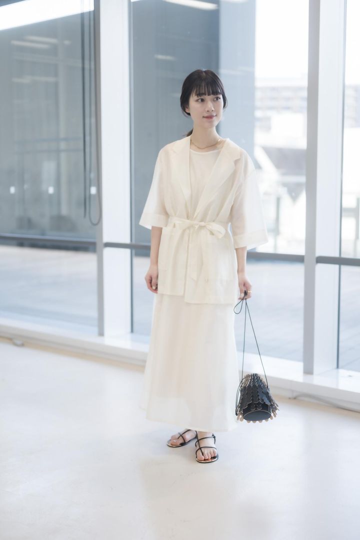 画像: ジャケット￥29,700、ワンピース￥28,600ともに【デミルクス ビームス】 バッグ￥28,600【メアリーオルターナ】 サンダル￥28,600【ラオコンテ】 その他／本人私物 出典：デミルクス ビームス