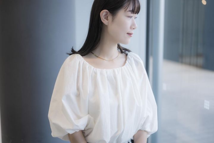 画像: シャーリングやタックが入っているので、バストのボリュームもなだらかに見せます。 出典：デミルクス ビームス