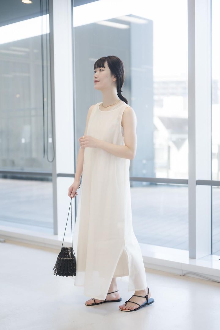 画像: シンプルなワンピースのため、インナーのデザインを問わないのもGOOD。 出典：デミルクス ビームス