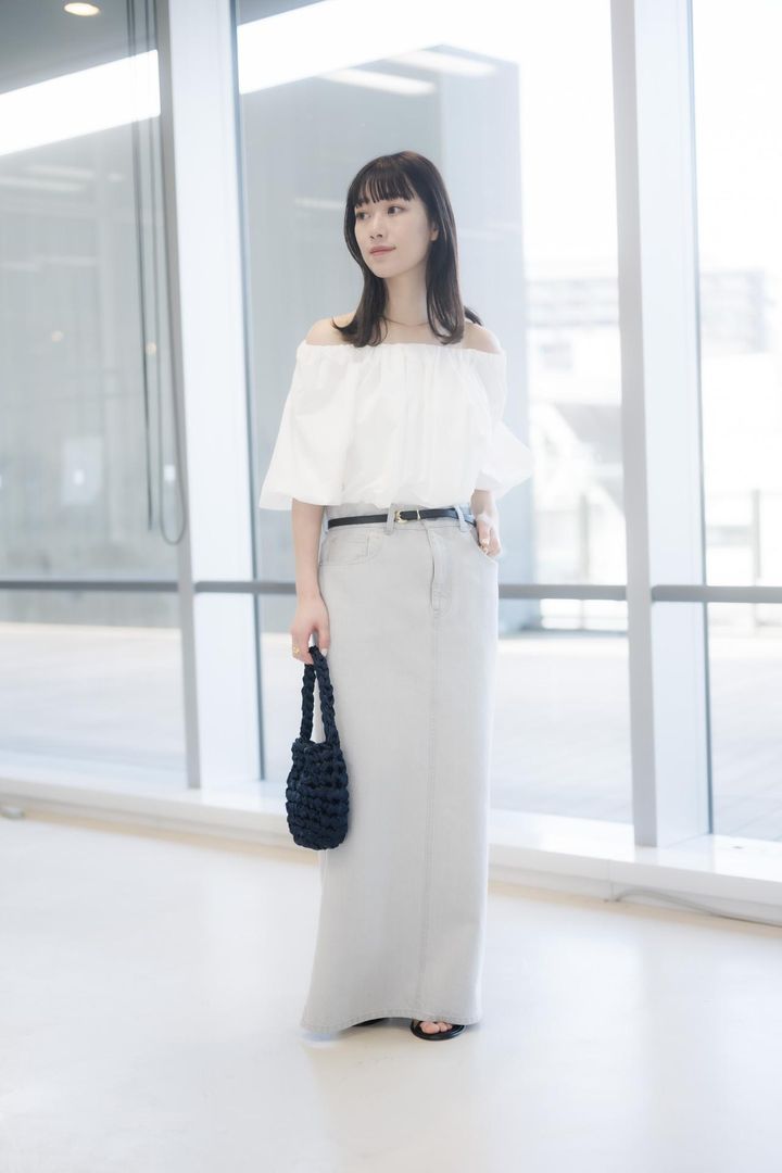 画像: ブラウス￥23,100【デミルクス ビームス】 スカート￥25,300【エディター坪田あさみ × ウォードブルー】 ベルト￥11,000【レフィエ】 バッグ￥38,500【アイラデガー】 サンダル￥35,200【シーセイ】 その他／本人私物 出典：デミルクス ビームス