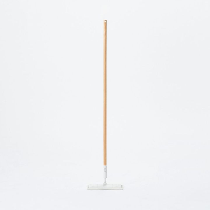 〈無印良品〉のヘッドが付け替えられる木製ポール