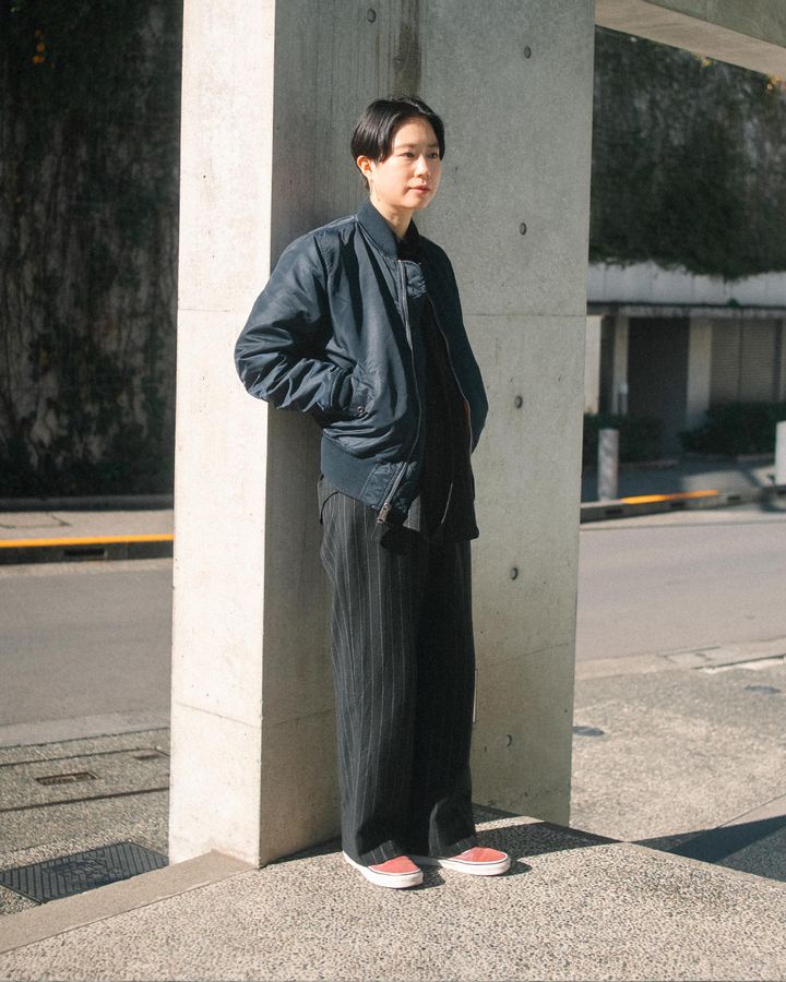 お洒落さんに学ぶ、差し色スニーカーコーデ5選！冬の装いに抜け感を出すコツって？