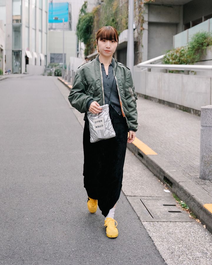 お洒落さんに学ぶ、差し色スニーカーコーデ5選！冬の装いに抜け感を出すコツって？