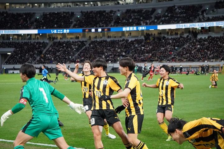 前橋育英高が7大会ぶり2度目の選手権制覇！3度目の正直でPK成功のMF石井陽主将「大舞台で決められたので良かった」