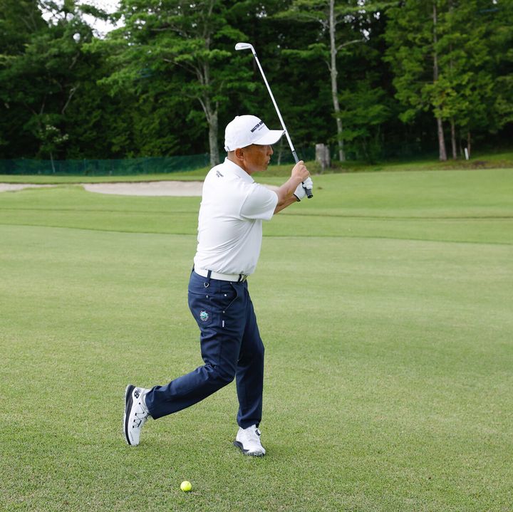 左足下がり＝スライスとは限らない。7番以下のクラブでは“引っかけ”に注意！