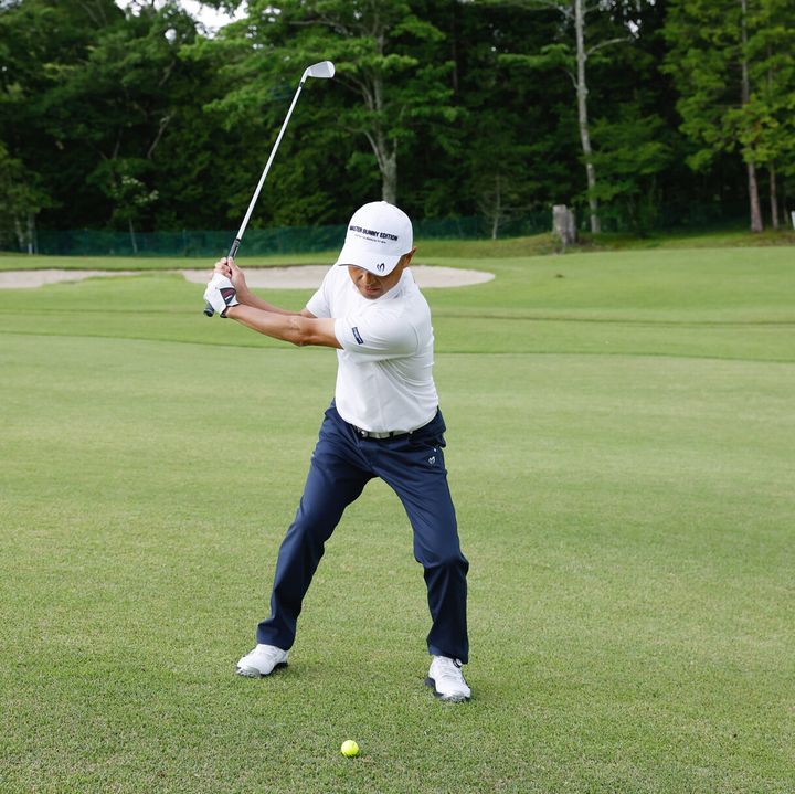 左足下がり＝スライスとは限らない。7番以下のクラブでは“引っかけ”に注意！