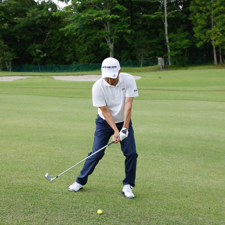 左足下がり＝スライスとは限らない。7番以下のクラブでは“引っかけ”に注意！