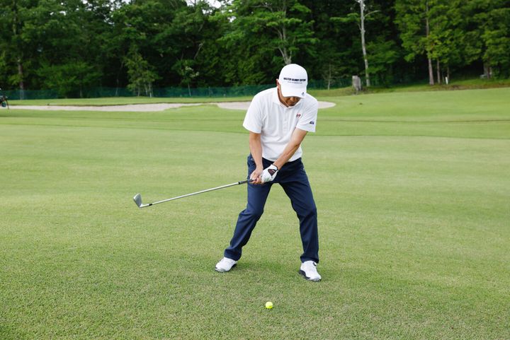 左足下がり＝スライスとは限らない。7番以下のクラブでは“引っかけ”に注意！
