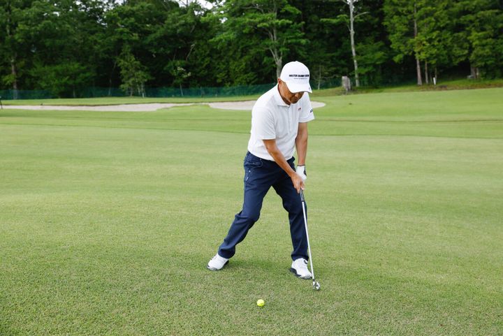 左足下がり＝スライスとは限らない。7番以下のクラブでは“引っかけ”に注意！