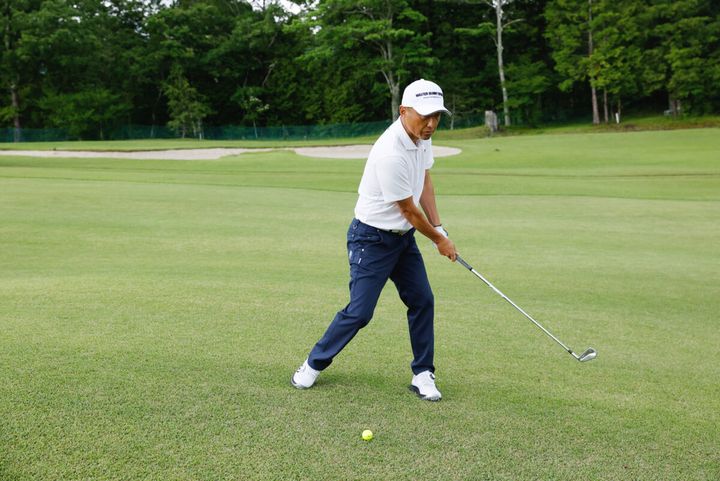 左足下がり＝スライスとは限らない。7番以下のクラブでは“引っかけ”に注意！