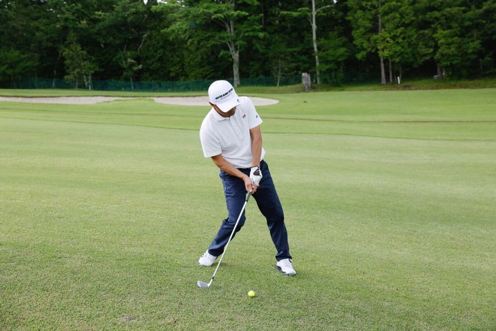 左足下がり＝スライスとは限らない。7番以下のクラブでは“引っかけ”に注意！