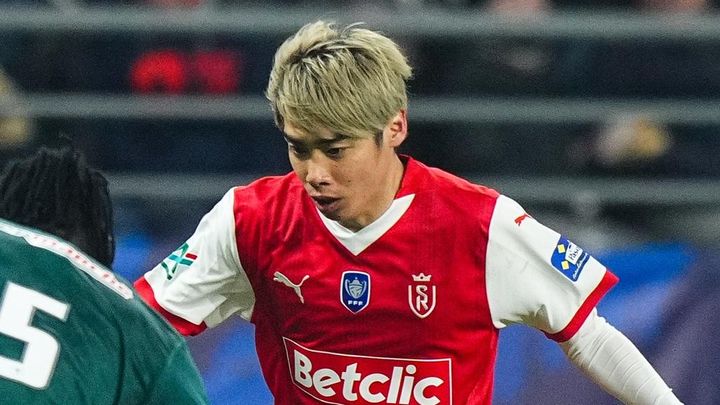 イメチェンの日本代表FW、途中交代に不満げ…アクリル板を叩いて去る