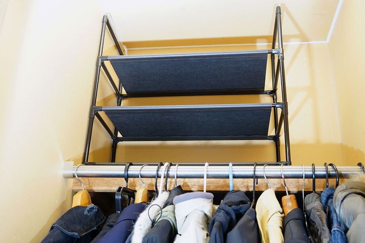 分割した「フリーラック 8段」をクローゼットの上にある棚に設置してみたが、サイズは合うのですが、耐荷重がもの足りないのです。