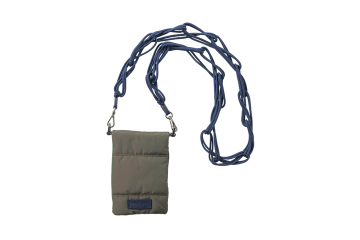 〈ジョルジオ アルマーニ〉のミニバッグ