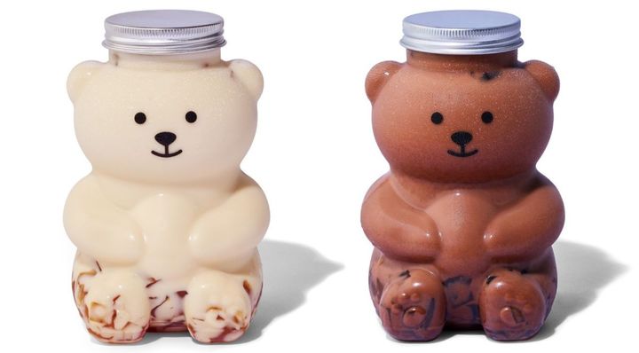 （左から）「ハニーベア（ハニーハニー ミルクティー）」940円、「ハニーベア（ハニーハニー ショコラティー）」940円 各510ml ※ハニーベア ペアセット（ハニーベア ミルクティー + ハニーベア ショコラティー）1840円
