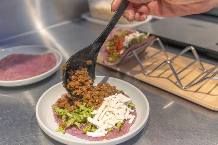 オーダーが入ってから仕上げてくれるタコス&タコライス。実はお肉ではなく…